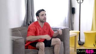 A izgató tini kisasszony tv nézés helyzett szopna