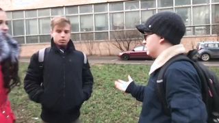 Tini kisasszonyt a haverjai basszák meg