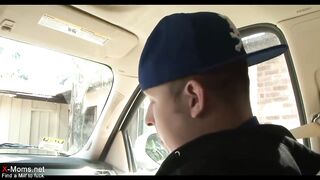 Vén kiscsaj fiatal csávóval baszik