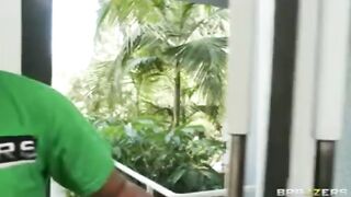 Francesca Le és a hatalmas faszú szerelő
