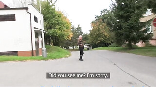 Világos Szőke tini kiscsaj a raktárban dug