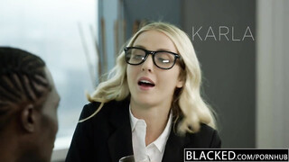 Karla Kush picsája befogadja a hatalmas dákót
