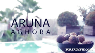 Aruna Aghora kicsike picsája finoman megdöngetve