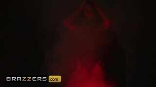 Brazzers - Ariella Ferrera és Isis Love oboázzák egymást