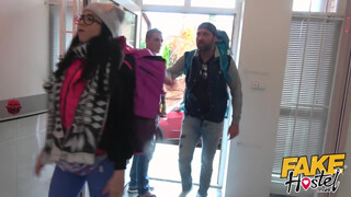 Fake Hostel - Latina spiné a pasija előtt szexel