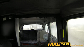 FakeTaxi - kitetovált nőci bekúrva a hátsó ülésen