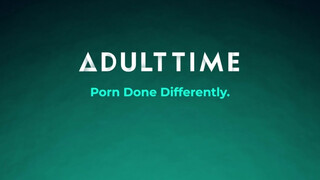 ADULT TIME - kopasz barna kiscsaj kinyalja a csaját
