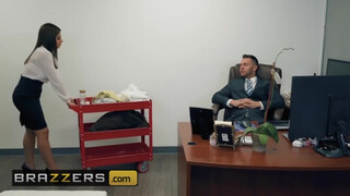 Brazzers - Ella Knox az óriás cickós brazil bige
