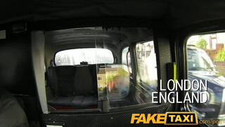 FakeTaxi világos szőke picsát nem nagyon zavarja az idősebb farok