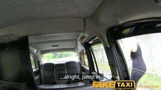 FakeTaxi - isteni testű világos szőke hölgyemény szeret baszni