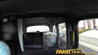 FakeTaxi izgató kiscsaj engedi hátsó bejáratba is