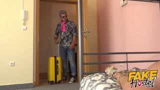 Fake Hostel szűk pinájú olasz kiscsaj és kettő pénisz