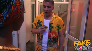 Fake Hostel afrikai bige és egy latina bula közösen