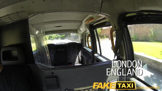 FakeTaxi amerikai félvér kiscsaj kúrni akar