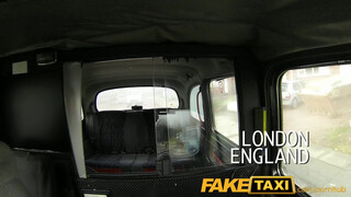 FakeTaxi - telt fekete hajú spiné pénzért mindent bevállal