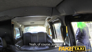 Fake Taxi zöld hajú kiscsaj ánusza kúrható