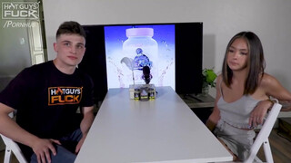 Tini pici keblű csajszi és a tetovált pasi - Hot Guys Fuck