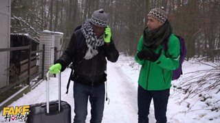 Méretes didkós tini kiscsaj és a turista srácok - Fake Hostel