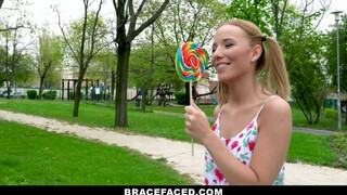 BraceFaced - foncsikos és fogszabályzós tini kiscsaj