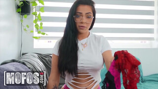 Mofos - Mj Fresh a szexy méretes mellű tini