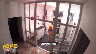 Három leszbikus nőci kényezteti magát - Fake Hostel