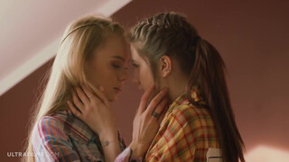UltraFilms - Nancy Ace és Leah Maus szopkodják egymást
