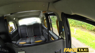 Fake Taxi - Méretes mellű milf megdöngetve a hátsó ülésen