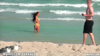 Mofos - amatőr bikinis nőci a partról