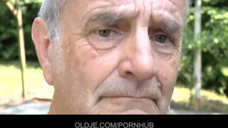 Oldje - az idős motoros és a tini kiscsaj