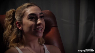Orgia creampie - világos szőke lány alig kap levegőt a faszoktól