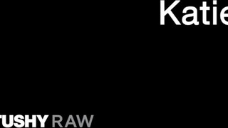 TUSHYRAW - Katie Kush durván hátsó bejáratba ribanc