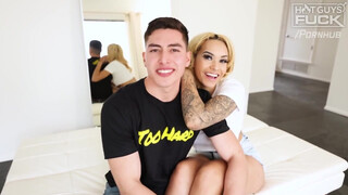 Hot Guys Fuck - Latina hapsi és a világos szőke barátnője dugnak
