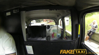 Faketaxi - szőrös pinájú milf lány dug egyet