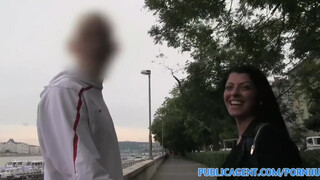 PublicAgent - Vivien Bell a fullos kokeró picsa