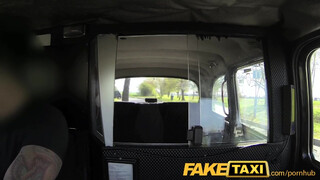FakeTaxi - ártatlan kicsike tini nőci és a vastag dákó