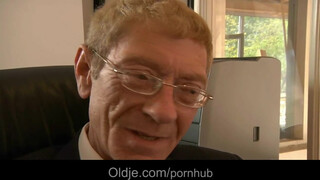 Idős nyeles aszpirin és a fiatal titkárnője