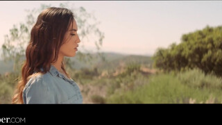 Deeper - raszta hajú stoppos nőci