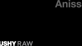 TUSHYRAW - Anissa Kate segglukába pélót tolnak