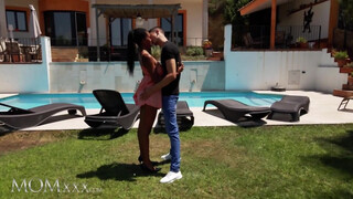 MOMxxx - Tina Fire a méretes csöcsű barna milf