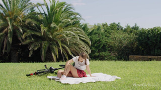 WOWGIRLS - Ellie Luna a szabadban maszturbál