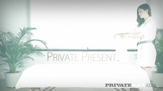 PrivateBlack - Julia Rocka a fullos masszőr kiscsaj