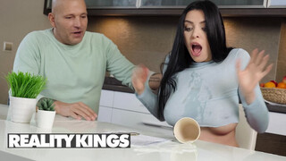 REALITY KINGS - Kira Queen a szomszéd csávóval baszik