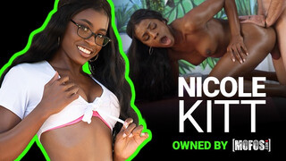 Mofos - Nicole Kitt a gyönyörű hatalmas cicis barna hölgyemény