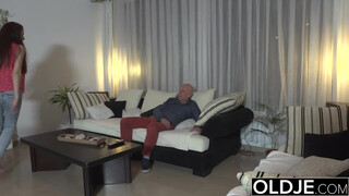 Sugar Daddy megdugja mostohalánya szoros punciját, mélyen behatol