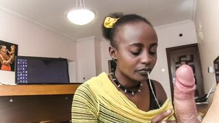 Nyakörves csoki kurva nyáladzik a főnök káróján