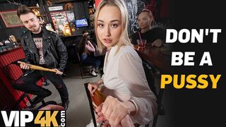 Bátor világos szőke pornófilmes bassza idegen csávót a bárban