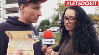 Német tinilány hatalmas segggel a buszról leszállva forró autós dugásban