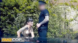 Rendőr megdugja a sötét hajú geek kisasszonyt és rálövi a szemüvegére - fake cop