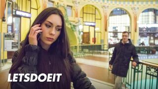 Arwen Gold szűk punciba vágyik egy külföldi dákója kalandra