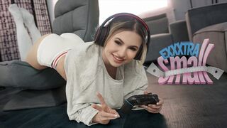 Kicsike tini spiné Aria Banks elkapja magas mostohabátyját Chris Epicet, aki a szobájában kézimunkázza a rúdja